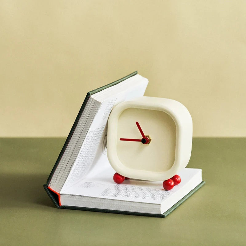 Mo Yu Table Clock Designer Home Decorations Cute wooden living room, bedroom table top