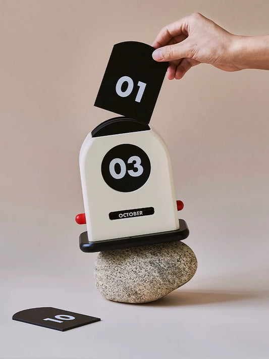 Mo language wooden retro piece calendar designer creative perpetual calendar desk calendar ornaments Nordic style