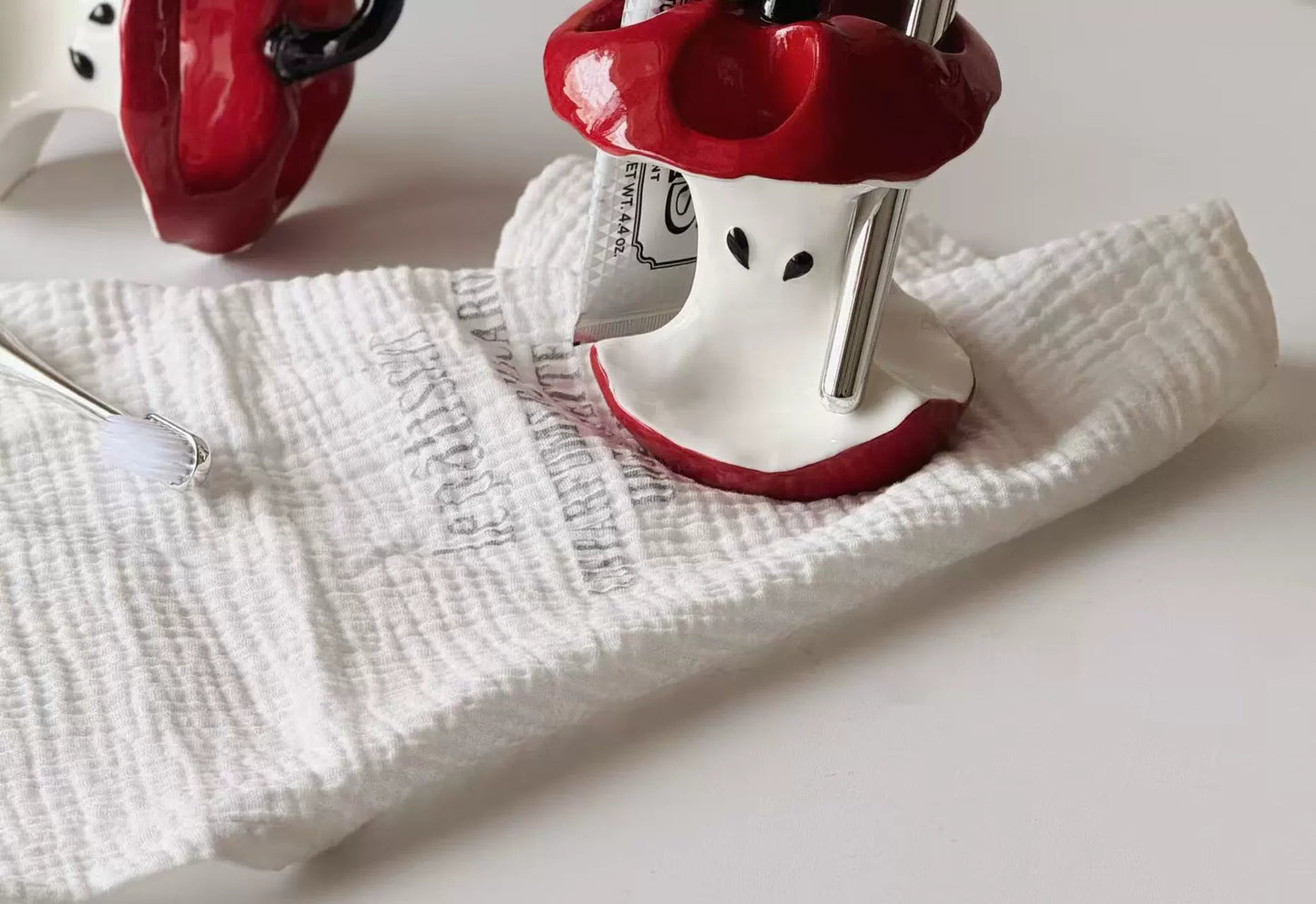 Yu Xuan's niche toothbrush holder, bathroom countertop, high-value apple toothpaste shelf, makeup brush storage ornaments